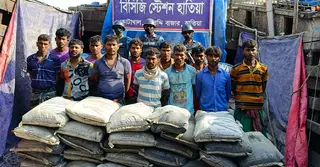 নোয়াখালীতে ৫৯৫ বস্তা চোরাচালানি সিমেন্টসহ আটক ১২